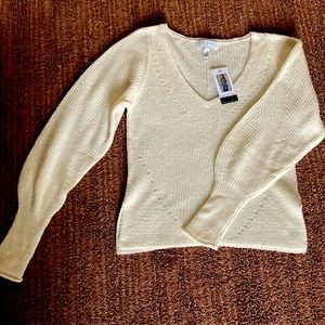 NWT XS Sofia Vergara Cream V Neck Sweater